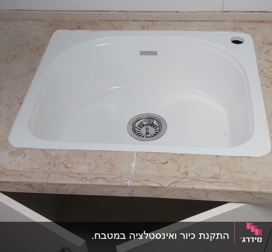 שיש שיש עם כיור לבן במטבח